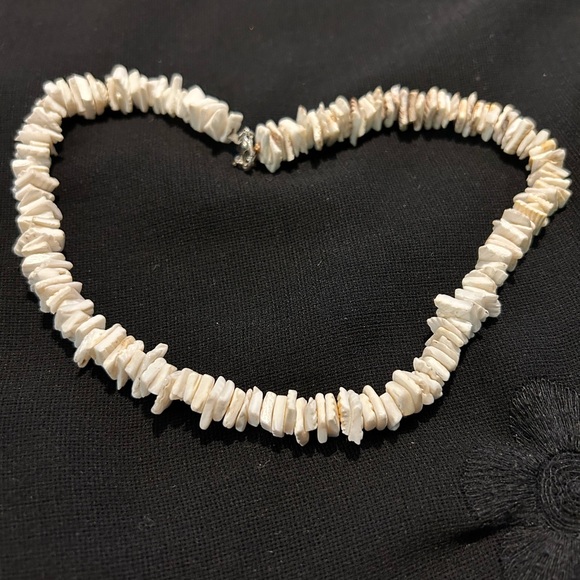 Pre-loved Bright White Puka Shell choker. Unbranded. - Picture 5 of 6